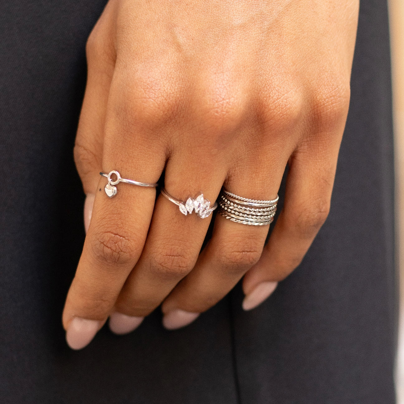 Bague coeur argent portée à l'index