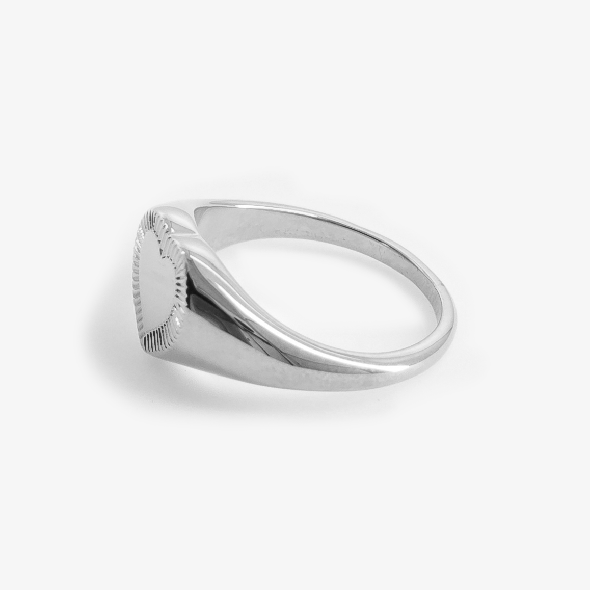 Chevaliere coeur argent de profil