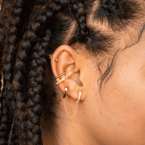 Boucles d'oreilles menottes portées en plaqué or