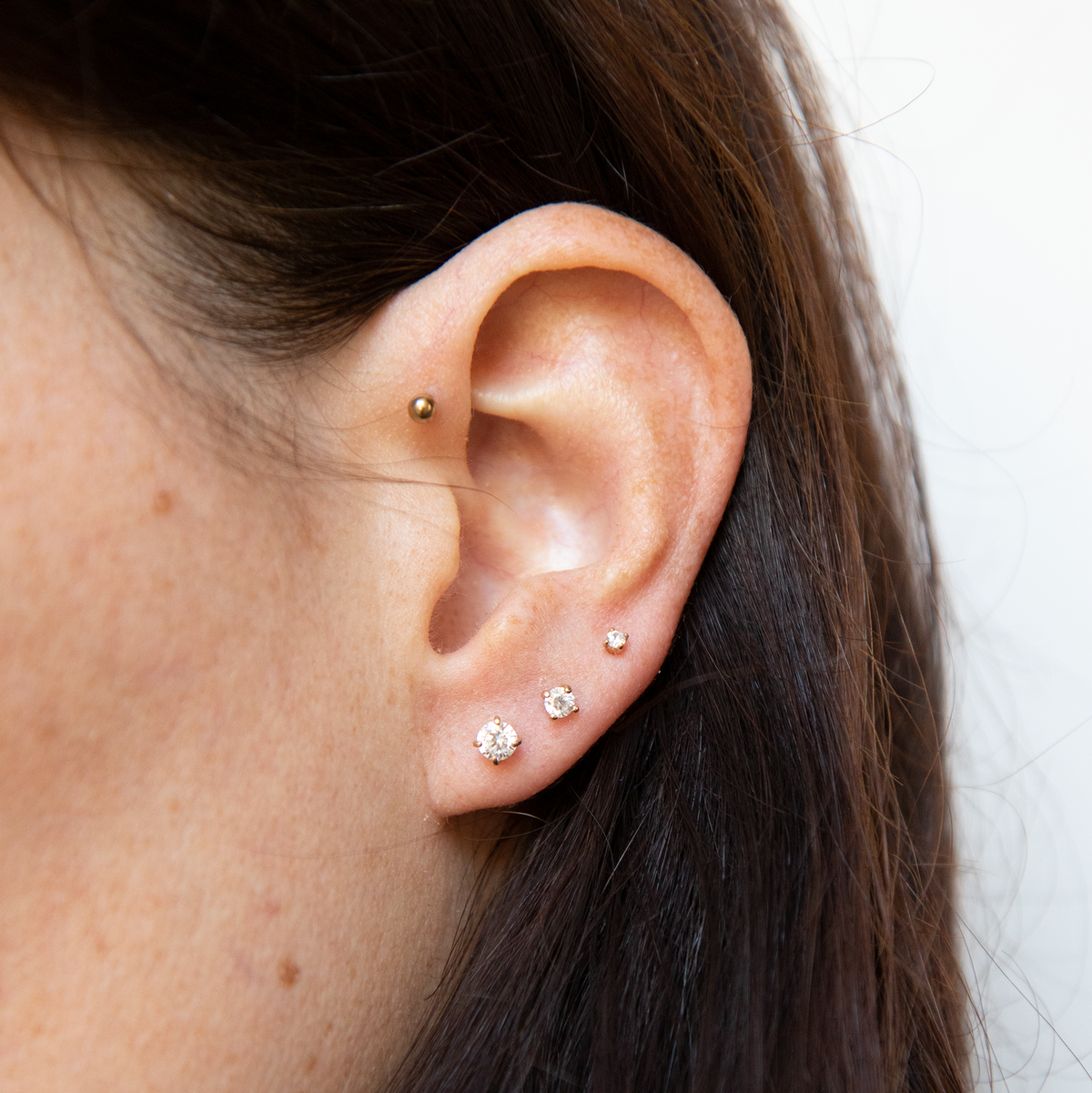 Puces d'oreilles diamant plaqué or vu de porté