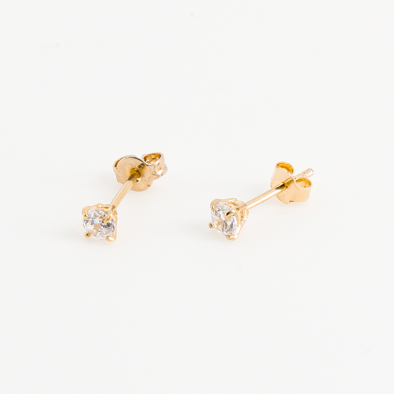 Puces d'oreilles diamant plaqué or vue de côté