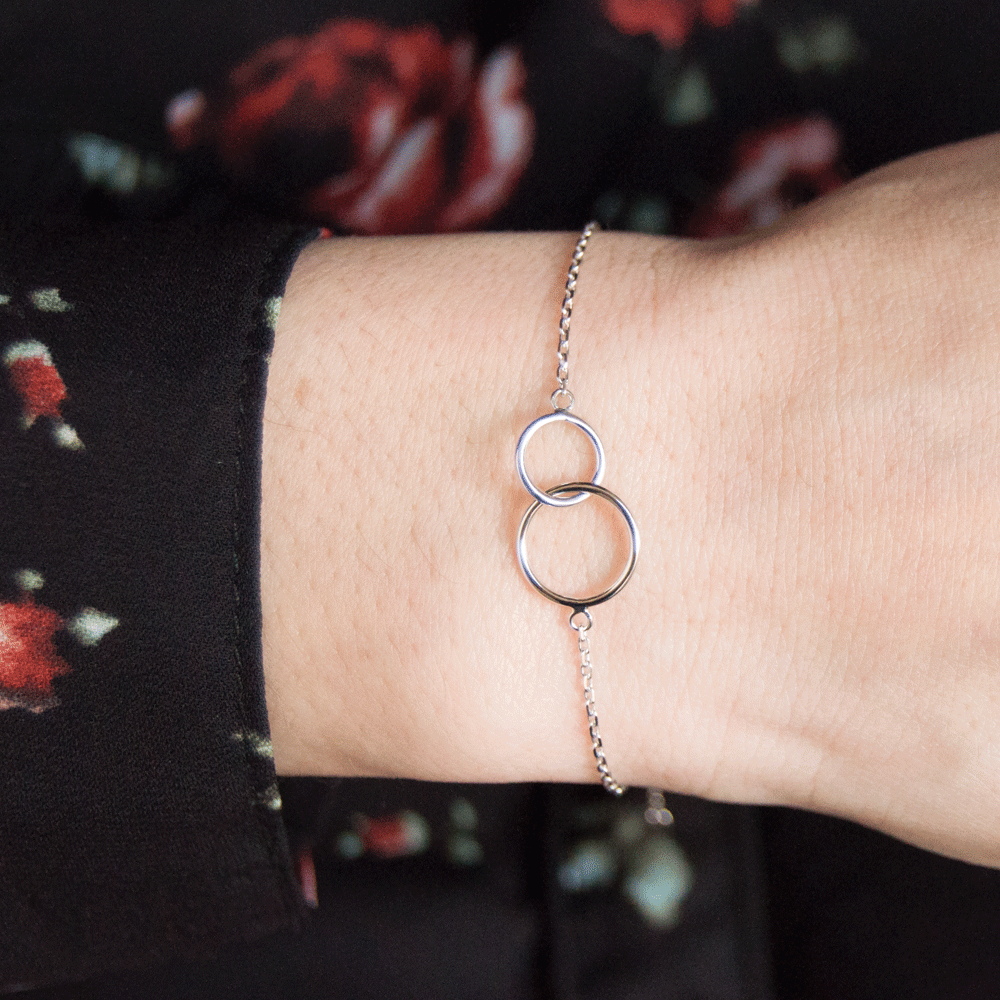 Bracelet avec deux anneaux argent porté